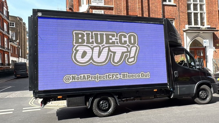 pg电子速度-切尔西球迷组织租用数字广告车抗议：BlueCo Out！